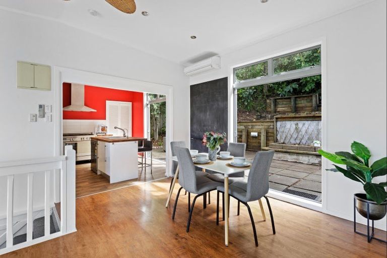 Photo of property in 41 Laingholm Drive, Laingholm, Auckland, 0604