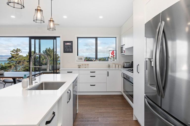 Photo of property in 16 Piper Way, Newlands, Wellington, 6037