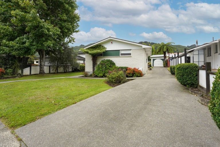 Photo of property in 23 Montana Road, Totara Park, Upper Hutt, 5018