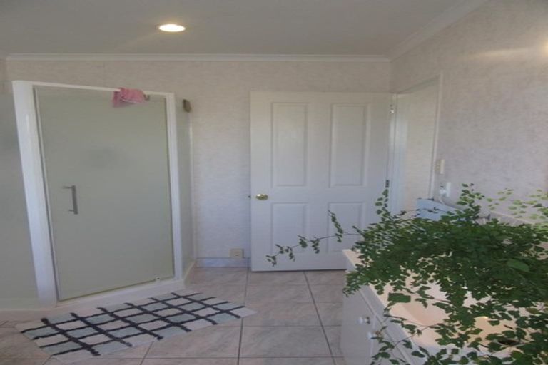 Photo of property in 31 Ray Small Drive, Papakura, 2110