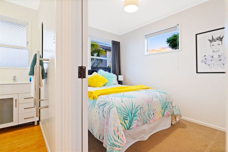 Photo of property in 9 Barnfield Place, Glendene, Auckland, 0602