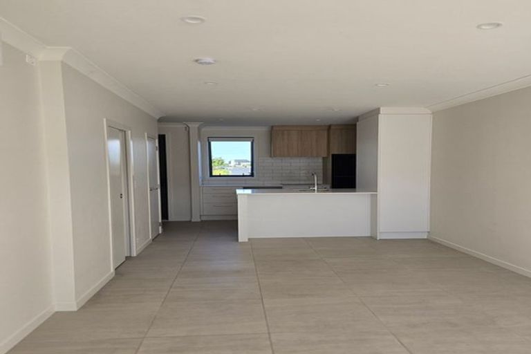 Photo of property in 8 Park Green Avenue, Rosehill, Papakura, 2113
