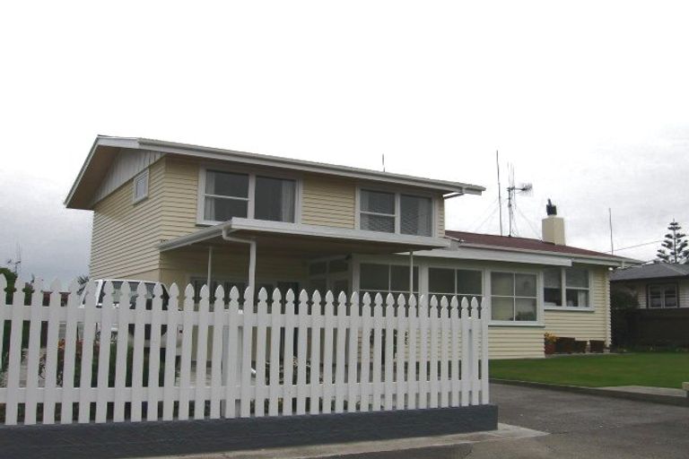 Photo of property in 12 Tararua Terrace, Cloverlea, Palmerston North, 4412