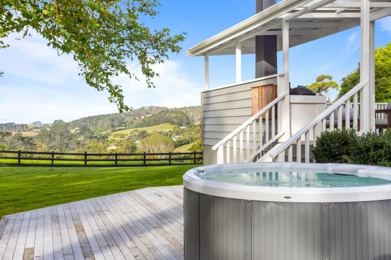 Photo of property in 376 Taiapa Road, Muriwai, Waimauku, 0881