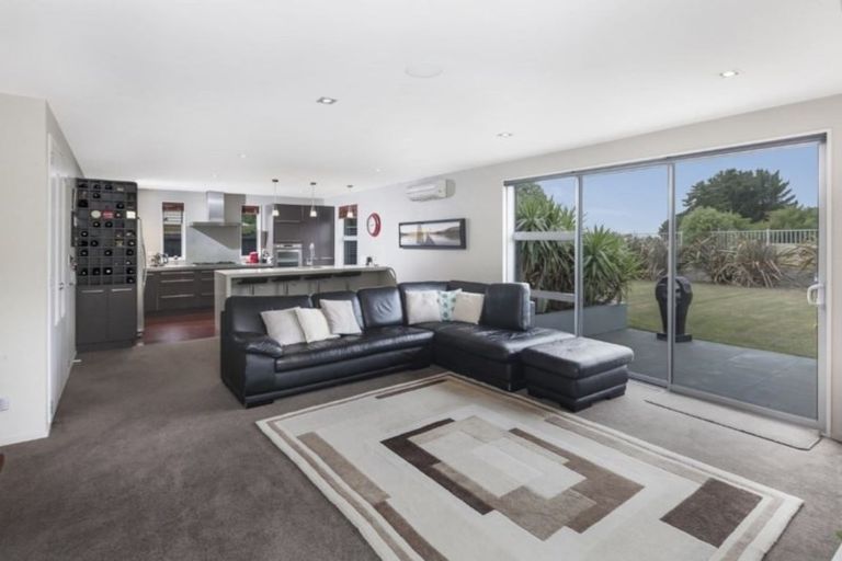 Photo of property in 31 Linkwater Way, Parklands, Christchurch, 8083