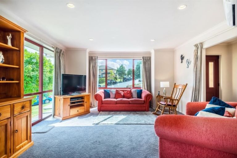 Photo of property in 21 Nimstedt Avenue, Oteha, Auckland, 0632