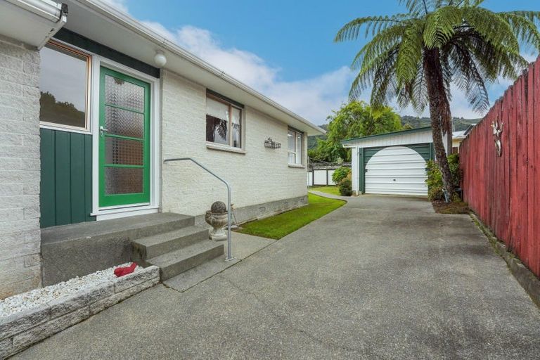 Photo of property in 23 Montana Road, Totara Park, Upper Hutt, 5018