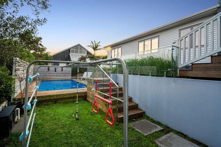 Photo of property in 1/16 Gordon Avenue, Milford, Auckland, 0620