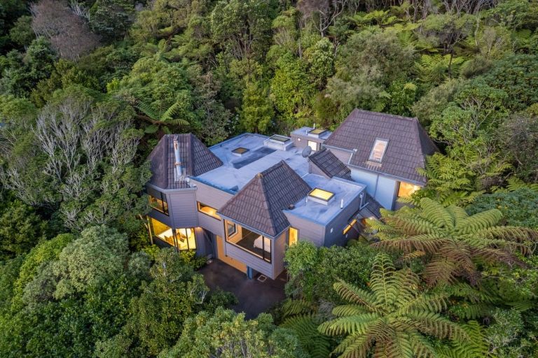 Photo of property in 17 Dillon Street, Lowry Bay, Lower Hutt, 5013