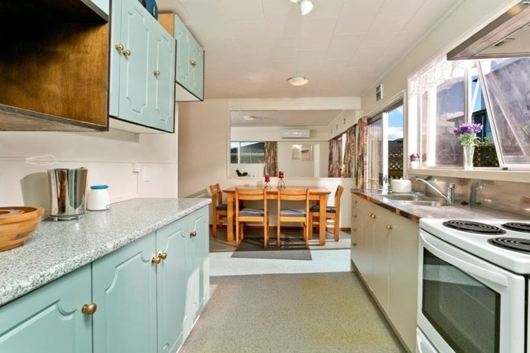 Photo of property in 52 Lavery Place, Sunnynook, Auckland, 0632