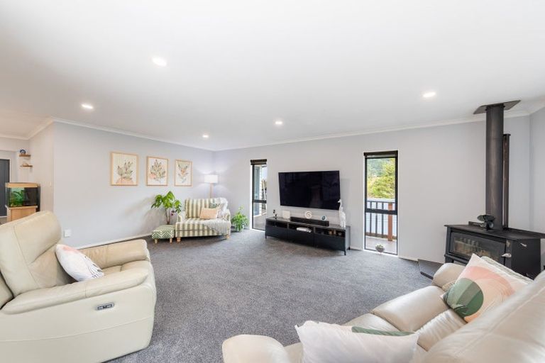 Photo of property in 43 Forest Road, Pinehaven, Upper Hutt, 5019