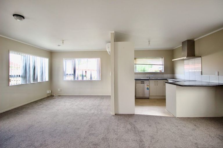 Photo of property in 49 Dungarvon Place, Clendon Park, Auckland, 2103