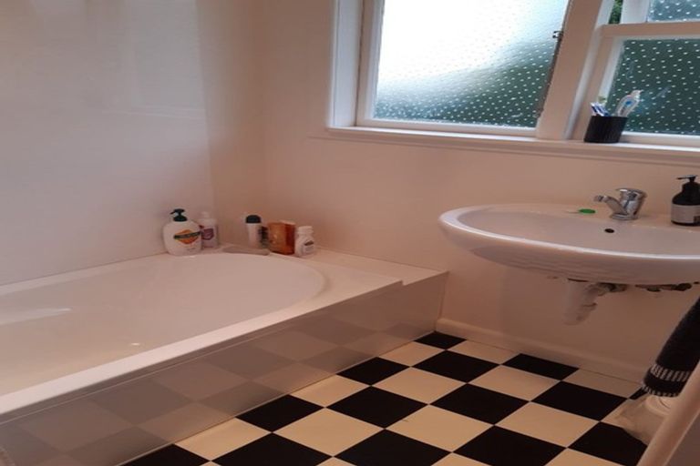 Photo of property in 37 Kowhai Terrace, Saint Martins, Christchurch, 8022