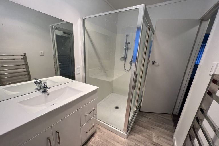 Photo of property in 2/2 Kathleen Street, Totara Vale, Auckland, 0627