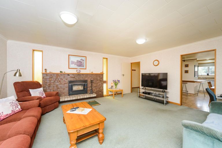 Photo of property in 10 Forbes Place, Kelvin Grove, Palmerston North, 4414