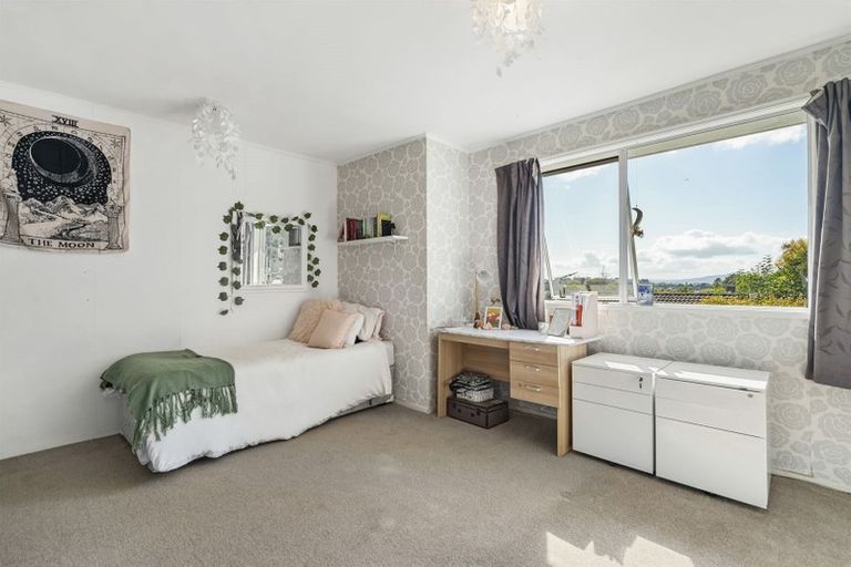 Photo of property in 2/14 Target Road, Totara Vale, Auckland, 0629