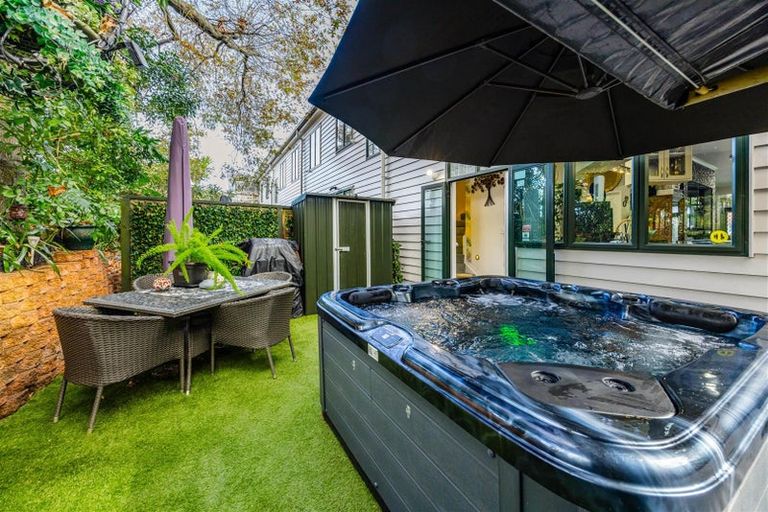 Photo of property in Tuscany Towers, 12/1 Ambrico Place, New Lynn, Auckland, 0600