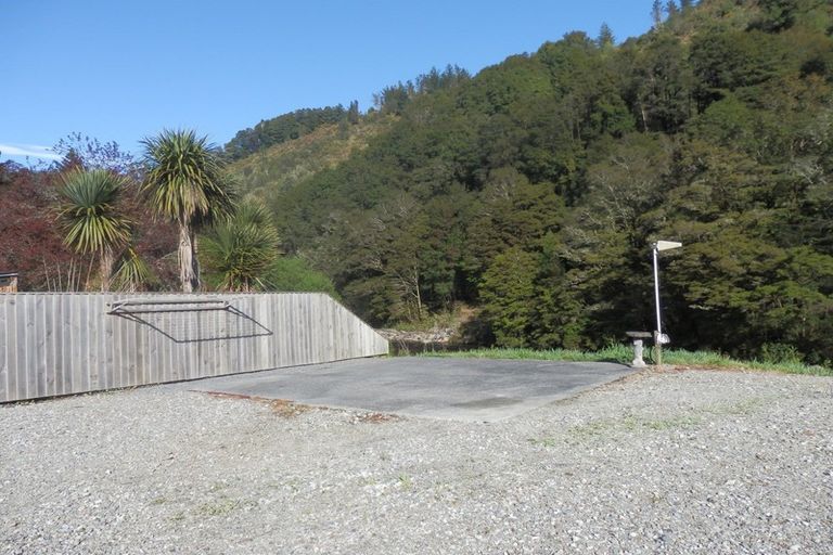 Photo of property in 27 Andersen Street, Blacks Point, Reefton, 7830