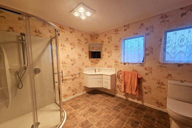 Photo of property in 16 Warwick Place, Springvale, Whanganui, 4501