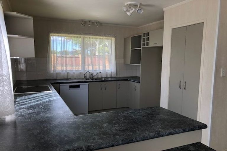 Photo of property in 8 Donzella Place, Conifer Grove, Takanini, 2112