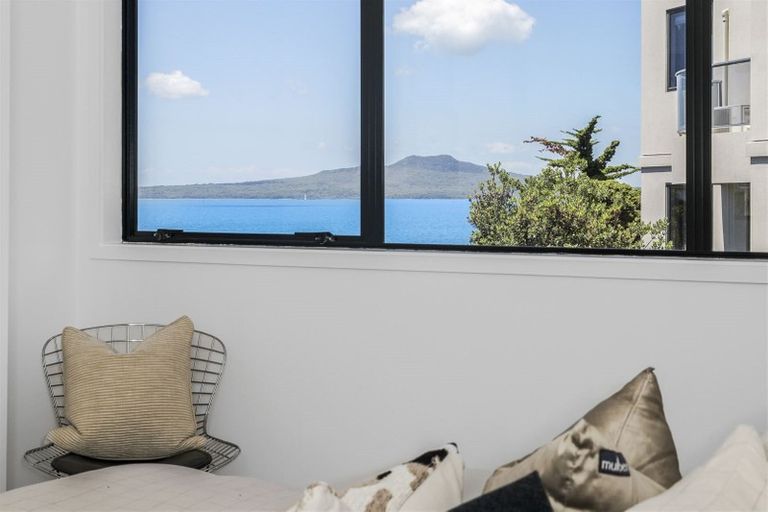 Photo of property in 3d/175 Hurstmere Road, Takapuna, Auckland, 0622
