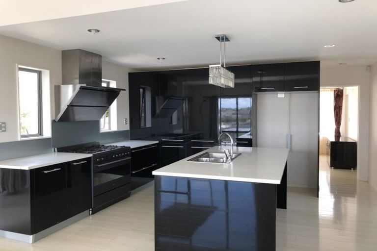 Photo of property in 32 Namsan Close, Fairview Heights, Auckland, 0632