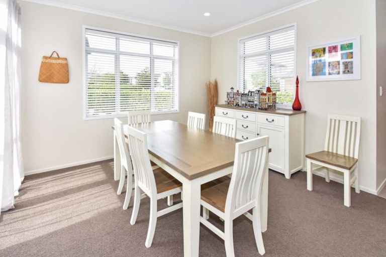 Photo of property in 11 Cornwall Place, Karaka, Papakura, 2113