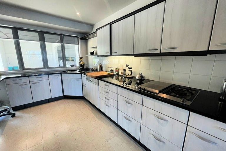 Photo of property in Beau Port Apartments, 30 The Crescent, Roseneath, Wellington, 6011
