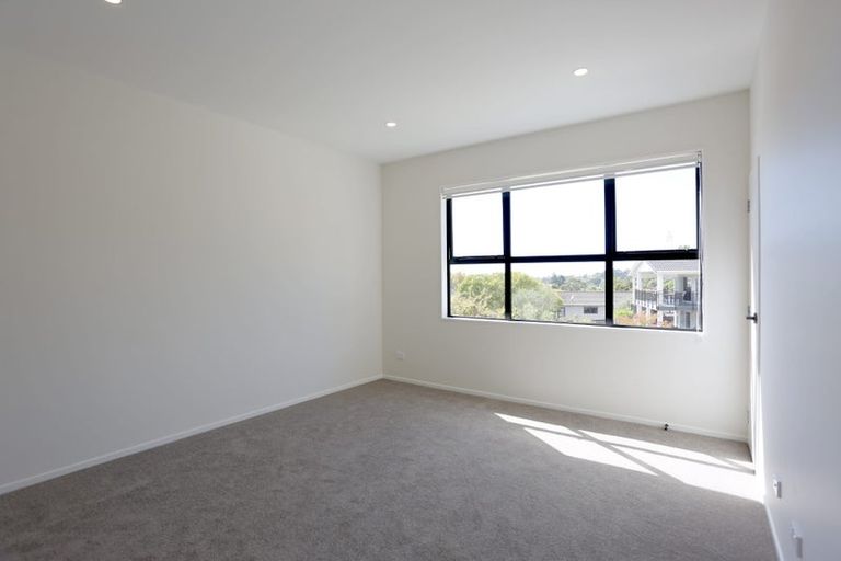 Photo of property in 1a Kirkdale Place, Northcross, Auckland, 0632
