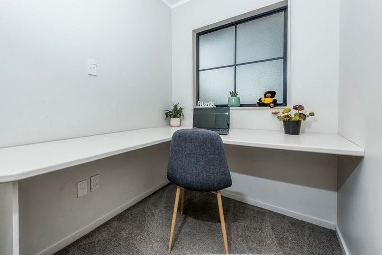 Photo of property in 11 Raphael Place, West Harbour, Auckland, 0618