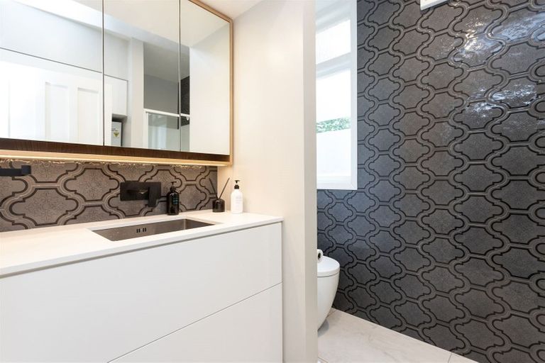 Photo of property in 16 Elmwood Road, Strowan, Christchurch, 8052