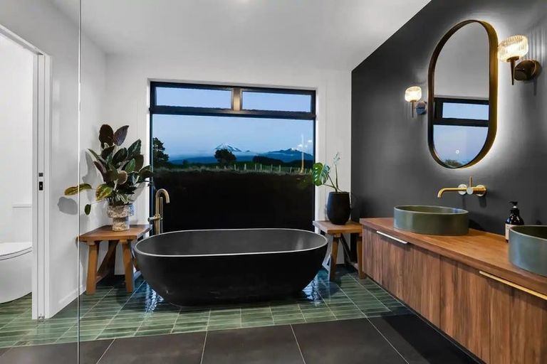 Photo of property in 7 Te Ara Karoiroa Road, Hurford, New Plymouth, 4374