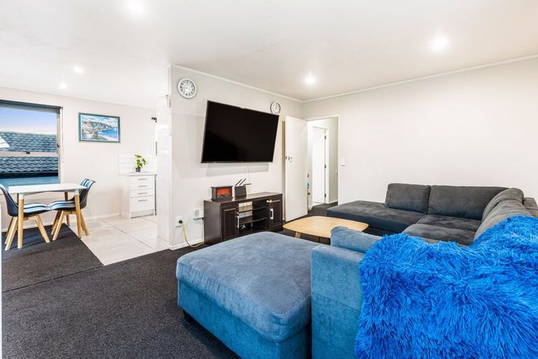 Photo of property in 2 Kilcar Place, Massey, Auckland, 0614