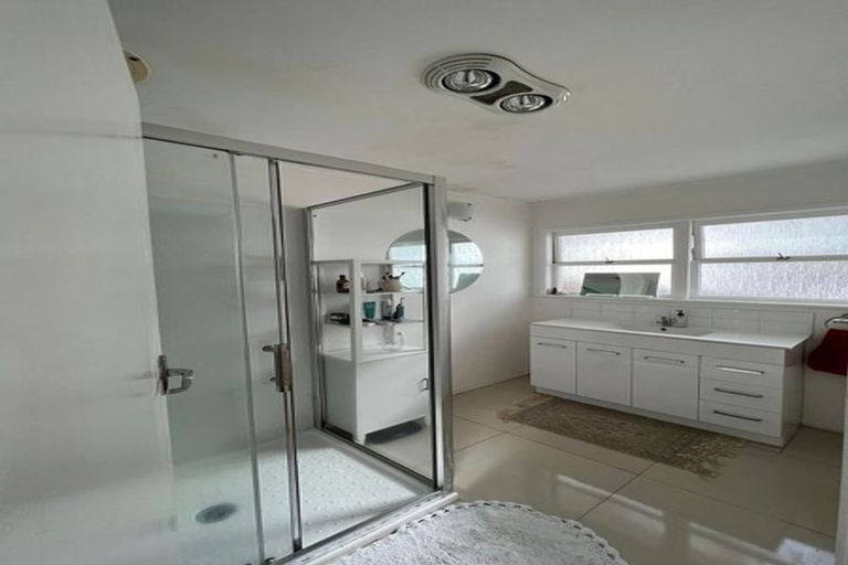 Photo of property in 2/390 Glenfield Road, Glenfield, Auckland, 0629