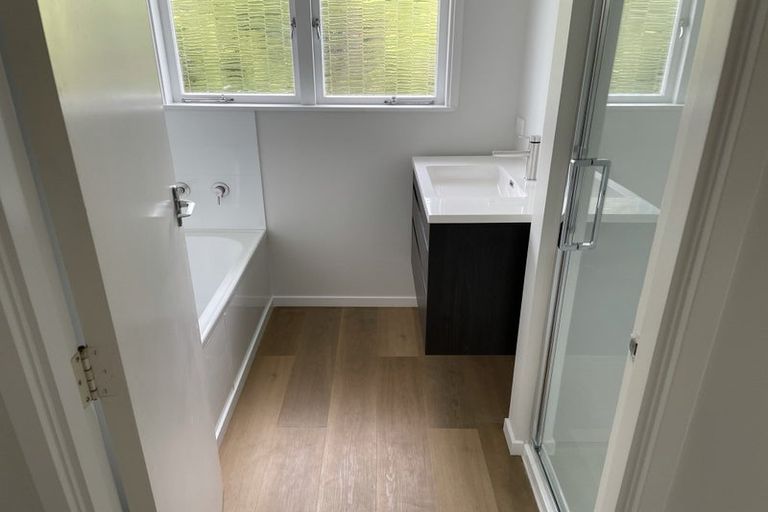 Photo of property in 14 Raymond Terrace, Northcote, Auckland, 0627