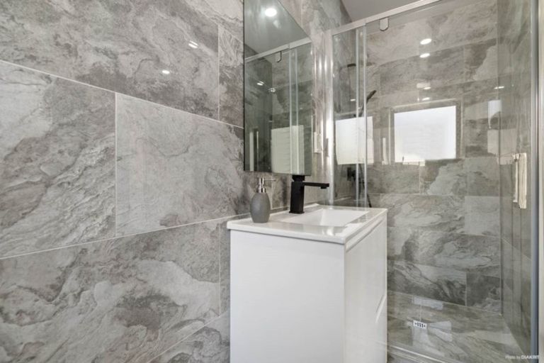 Photo of property in 5 Younger Lane, Massey, Auckland, 0614