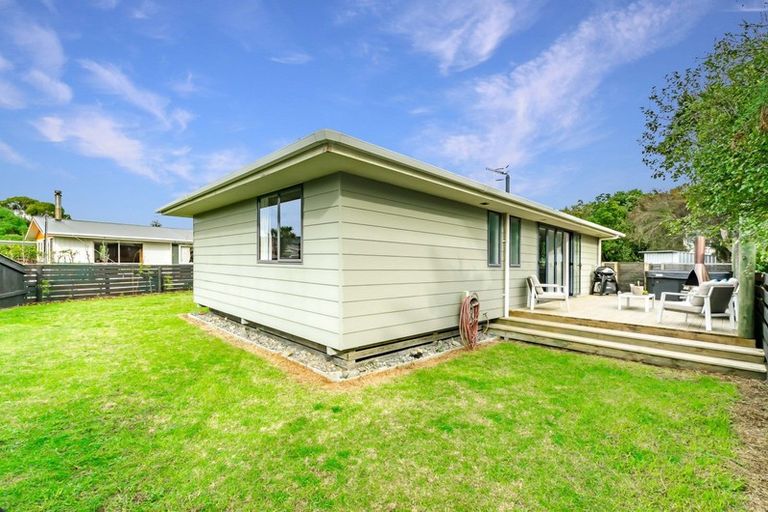 Photo of property in 11 Victor Grove, Waikanae Beach, Waikanae, 5036