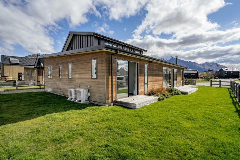 Photo of property in 5 Wallace Place, Wanaka, 9305