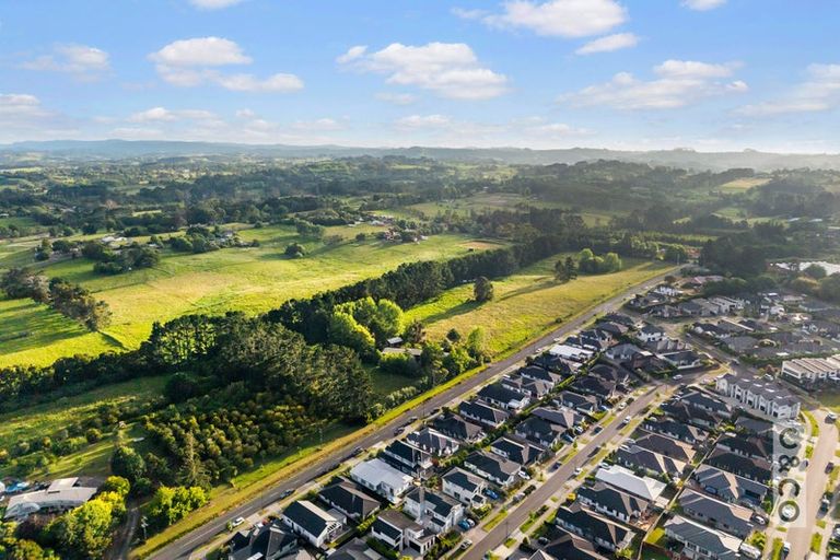 Photo of property in 37 Nobilo Road, Kumeu, 0810