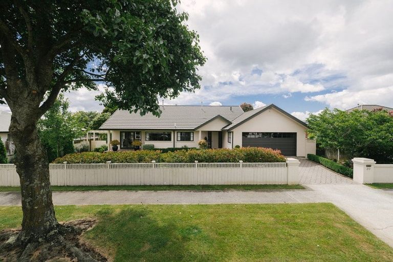 Photo of property in 20 Abby Road, Fitzherbert, Palmerston North, 4410