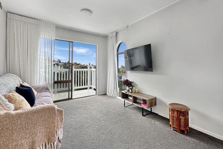 Photo of property in 2/5 Manaia Place, Mairangi Bay, Auckland, 0630