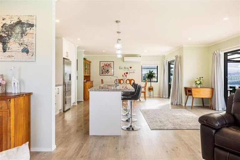 Photo of property in 4 Aporo Drive, Kumeu, 0810