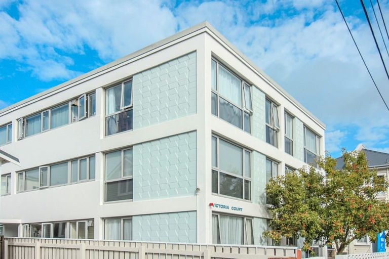 Photo of property in Victoria Court, 11/4 Queen Street, Mount Victoria, Wellington, 6011
