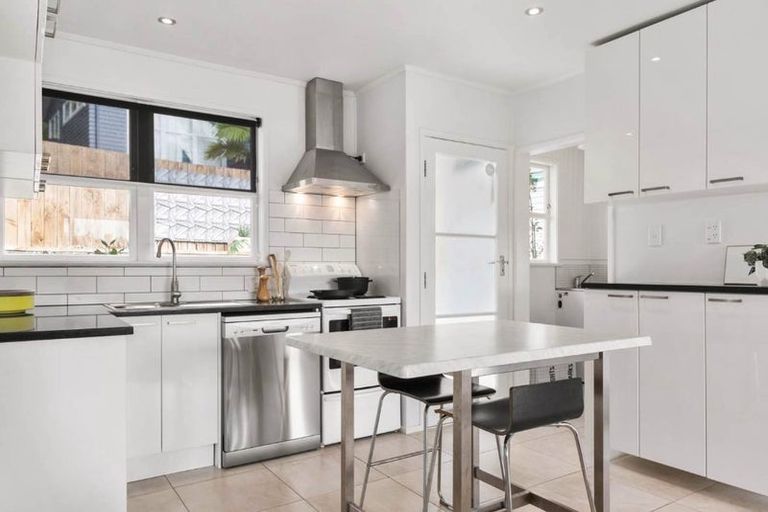 Photo of property in 75a Vandeleur Avenue, Birkdale, Auckland, 0626