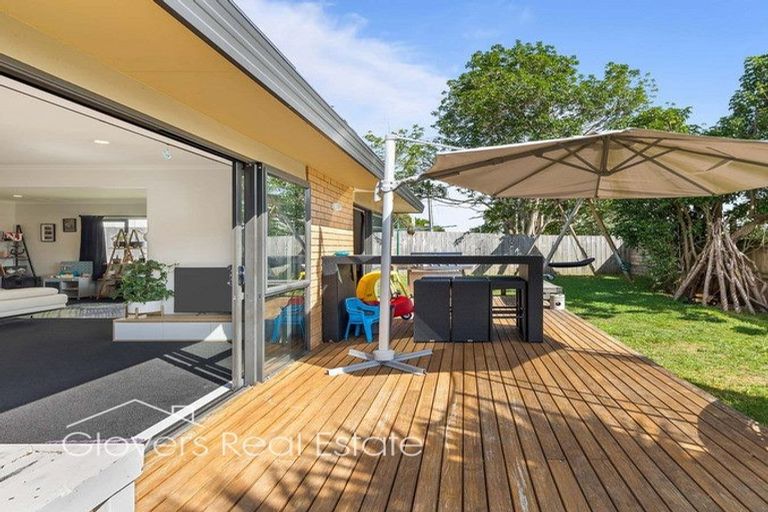 Photo of property in 18b Vardon Road, Green Bay, Auckland, 0604