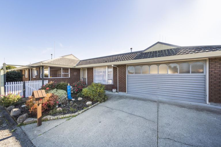 Photo of property in 8 Edgecombe Court, Roslyn, Palmerston North, 4414