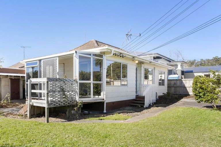 Photo of property in 1/40 Lake Road, Narrow Neck, Auckland, 0624