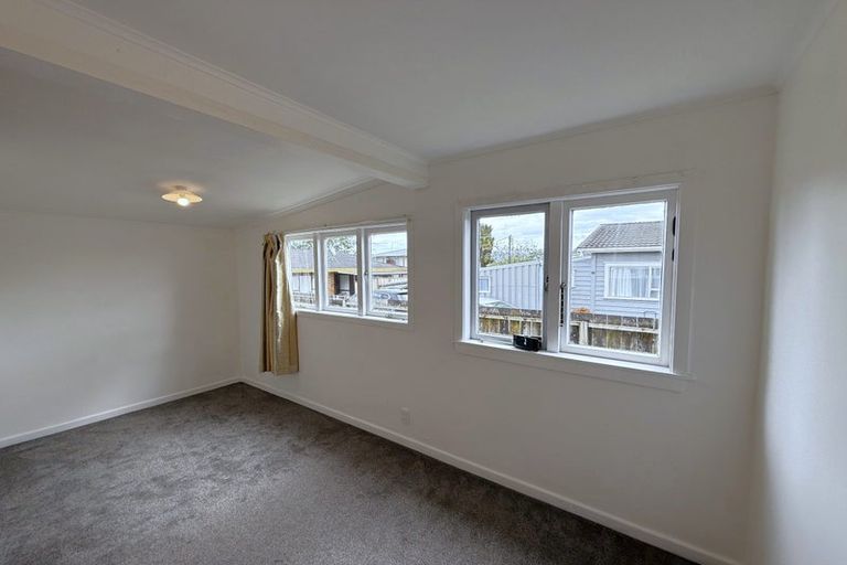 Photo of property in 11 Clayburn Road, Glen Eden, Auckland, 0602