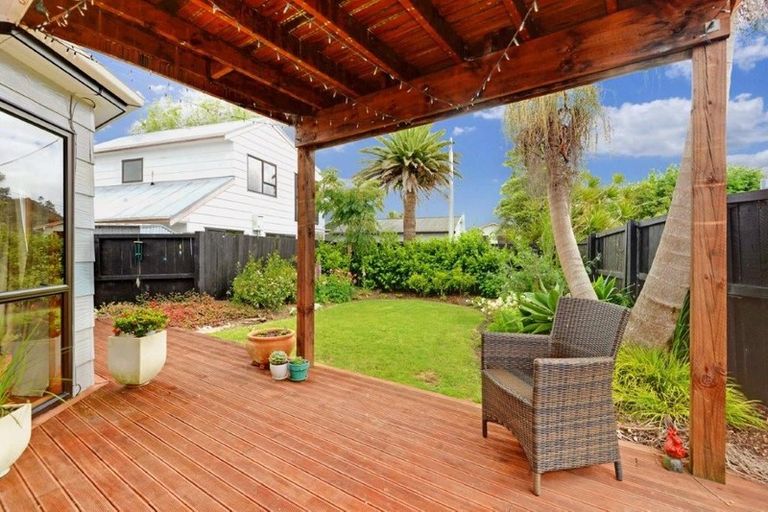Photo of property in 1/52 Rambler Crescent, Beach Haven, Auckland, 0626