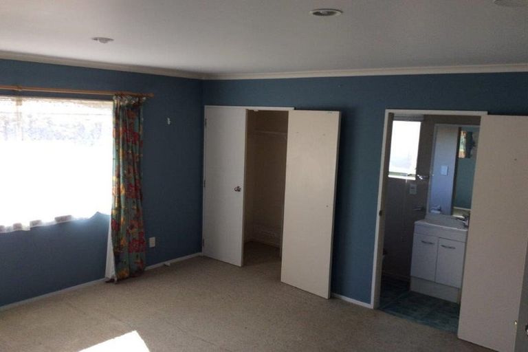 Photo of property in 2 Baltic Place, Goodwood Heights, Auckland, 2105